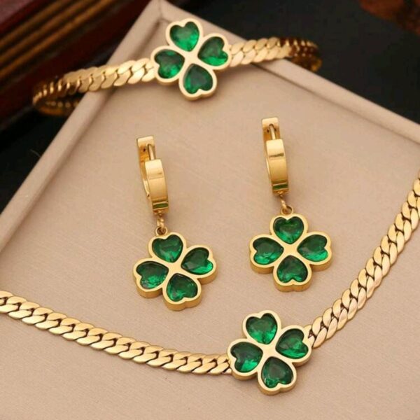 Set de joyería dorada trebol